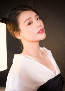 气质俊俏的明星小姐姐马思纯高跟玉腿