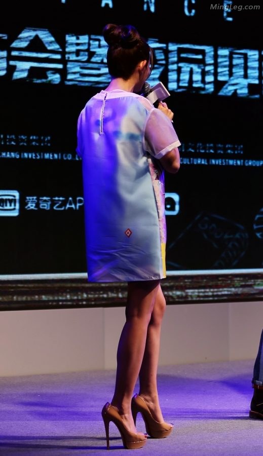 Mo Xiaoqi's high heels and beautiful legs promote the movie(10/10)