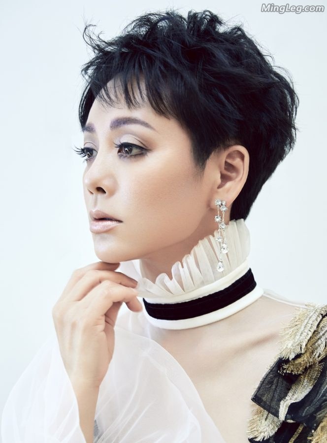 成熟的女星宁静的丝袜凉鞋露脚趾(2/4)