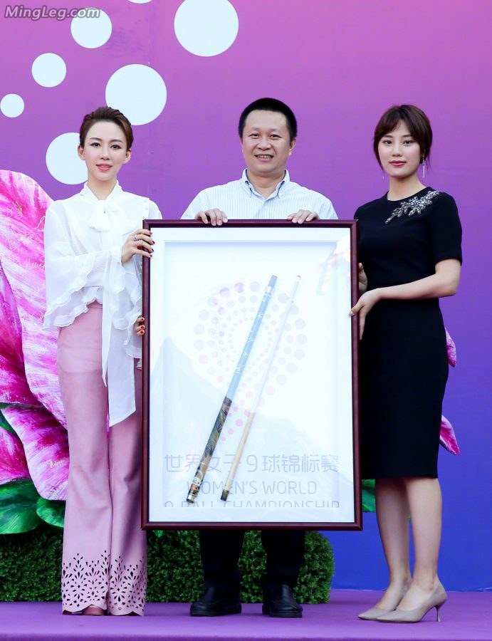 潘晓婷露红色脚指甲腿好长的御姐(3/6)