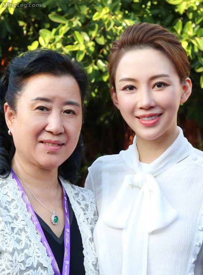 潘晓婷露红色脚指甲腿好长的御姐(4/6)