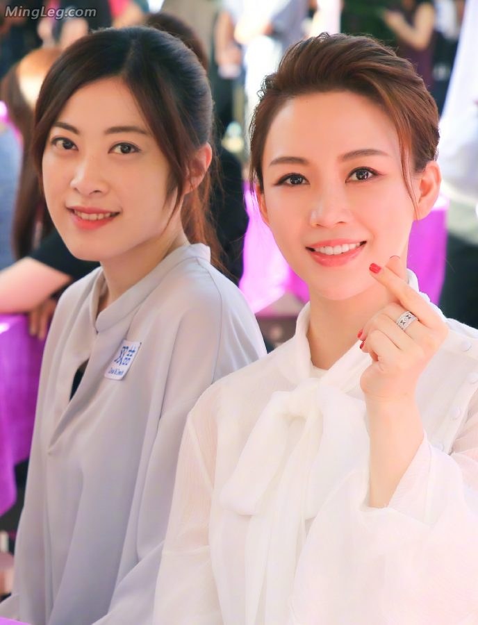 潘晓婷露红色脚指甲腿好长的御姐(5/6)