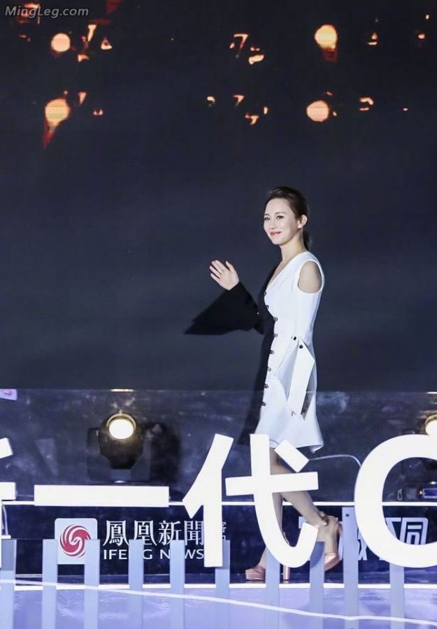 气质九球天后潘晓婷鱼嘴高跟白腿(5/8)
