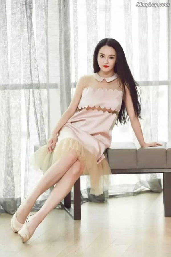 人妻冉莹颖高跟美腿写真(1/3)
