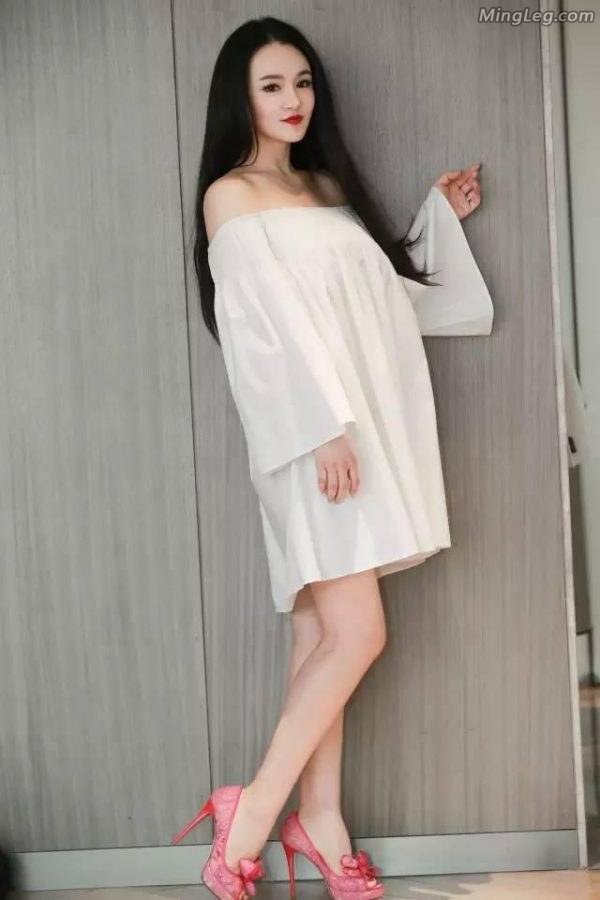 人妻冉莹颖高跟美腿写真(2/3)