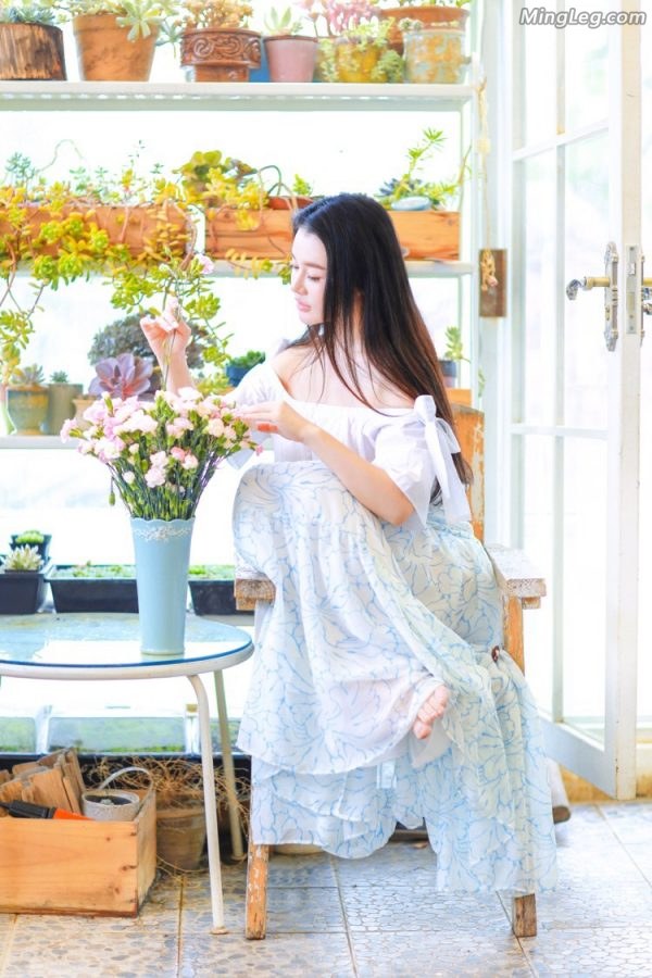 冉莹颖在鲜花店里秀美足(2/2)