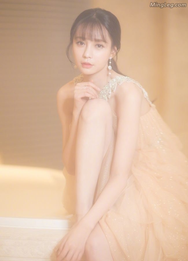 沈梦辰浴桶前高贵气质秀美腿玉足(2/9)