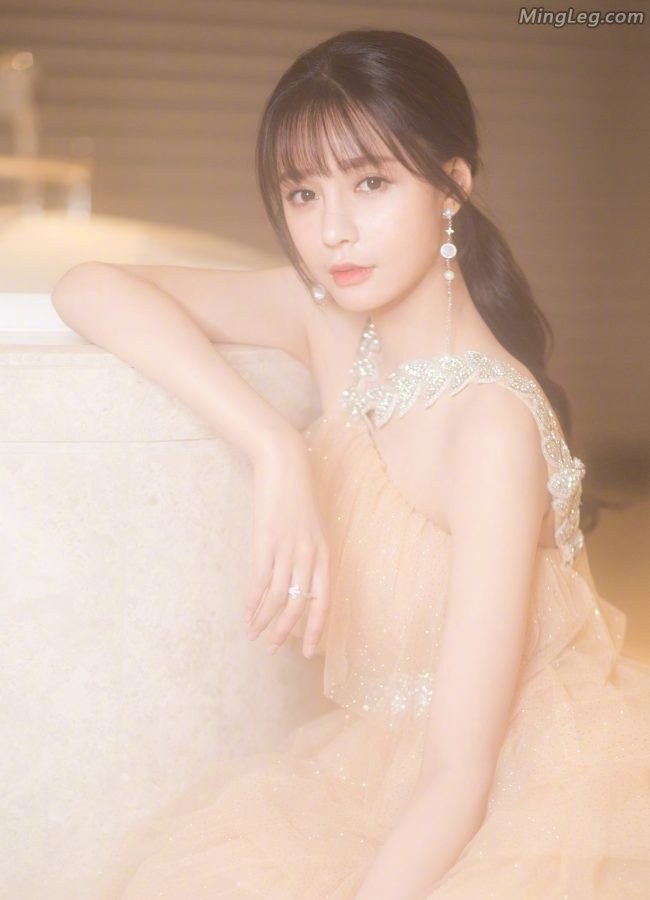 沈梦辰浴桶前高贵气质秀美腿玉足(5/9)