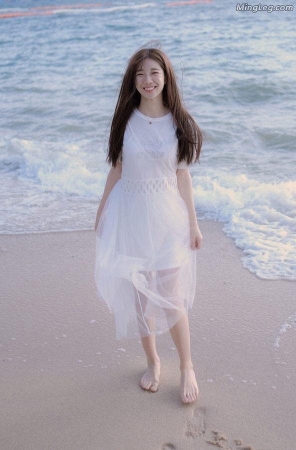 来到海边沈梦瑶当然是把小白脚露出来秀一秀(1/1)