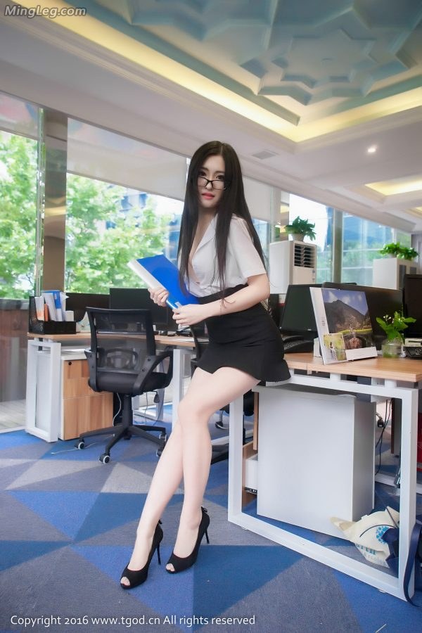 模特沈梦瑶在明媚的办公室里秀美好身材（第23张/共60张）