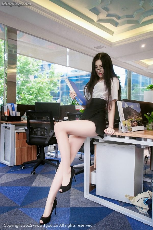 模特沈梦瑶在明媚的办公室里秀美好身材(24/60)