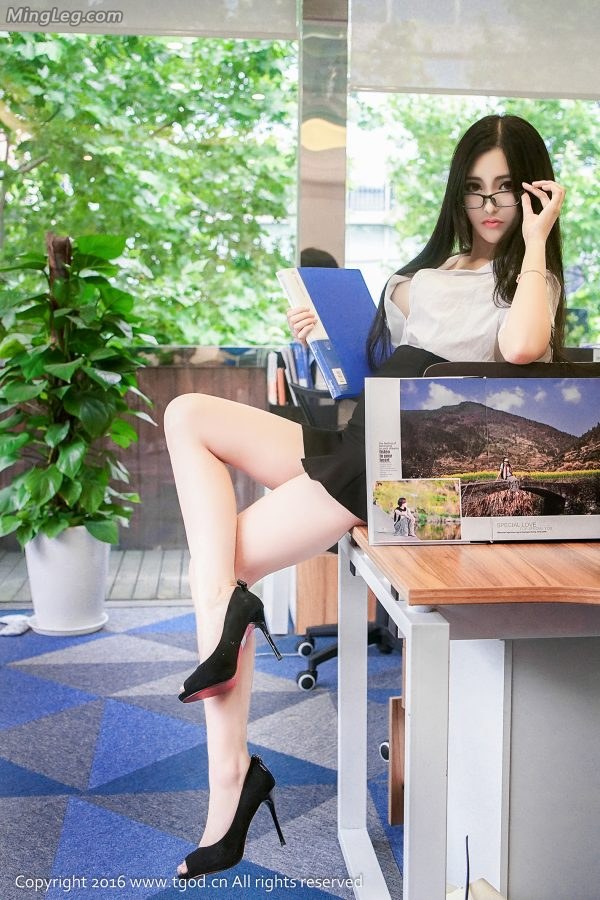 模特沈梦瑶在明媚的办公室里秀美好身材(29/60)