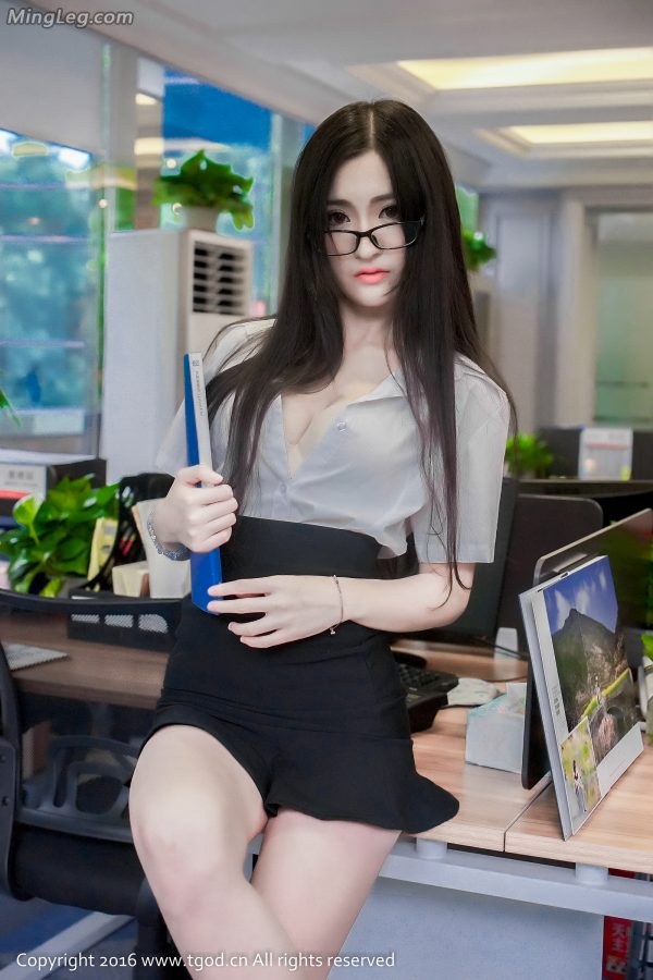 模特沈梦瑶在明媚的办公室里秀美好身材(33/60)