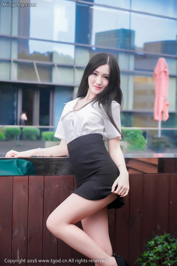 模特沈梦瑶在明媚的办公室里秀美好身材(38/60)