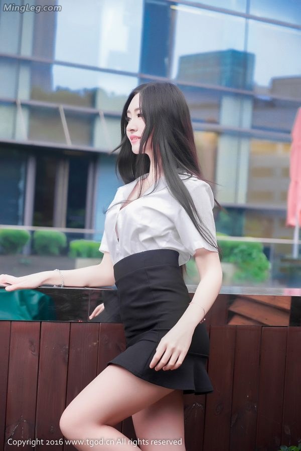 模特沈梦瑶在明媚的办公室里秀美好身材(40/60)