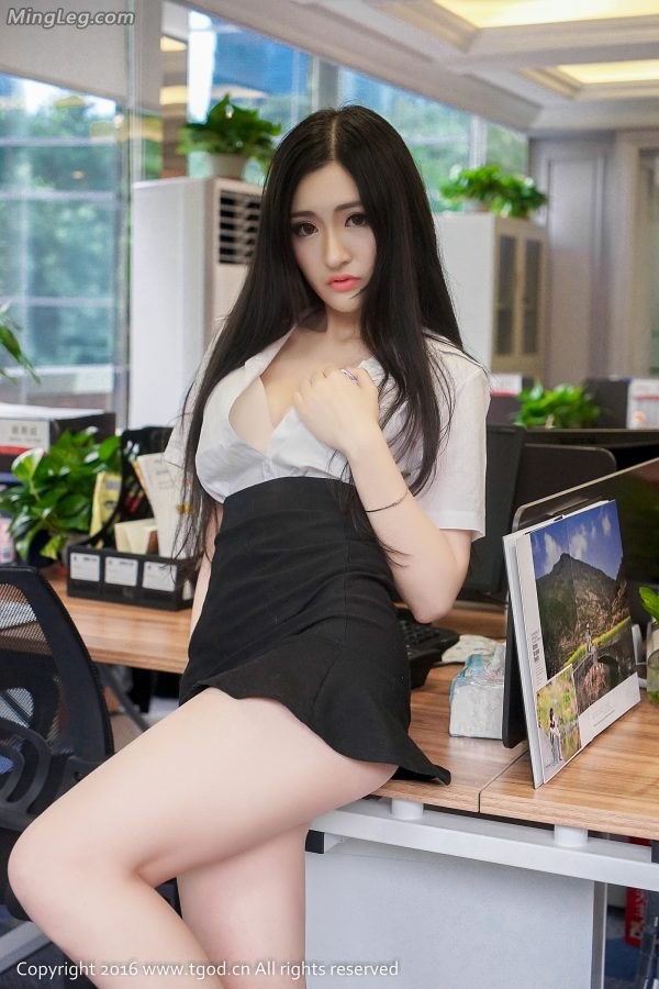 模特沈梦瑶在明媚的办公室里秀美好身材(8/60)
