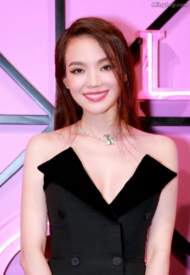 舒淇依旧保持超好的身材脚上穿黑丝了哦(4/4)