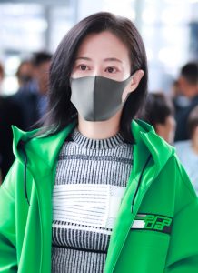 谭卓戴口罩外出被拍腿不要太白