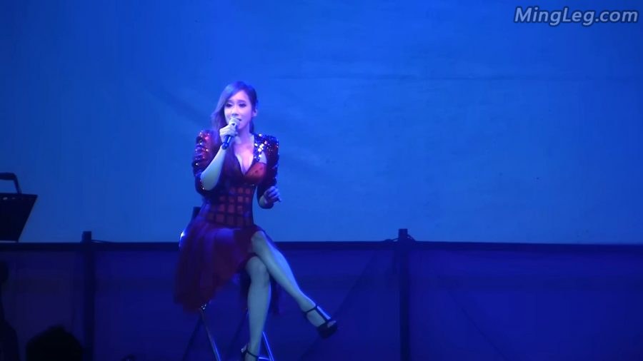 Evonne Hsu crosses her legs and sings "Color of the Wind" [Network Disk](3/6)