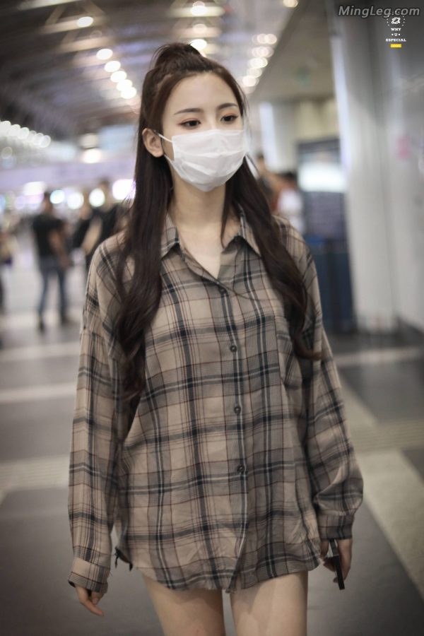 Yang Chaoyue went out wearing only a shirt and no pants.(8/9)