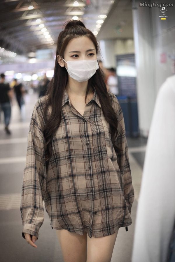 Yang Chaoyue went out wearing only a shirt and no pants.(9/9)