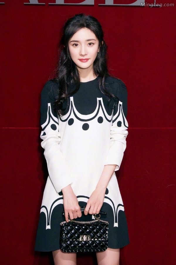 杨幂黑白搭配简约时尚短裙露出两条性感玉腿(3/12)
