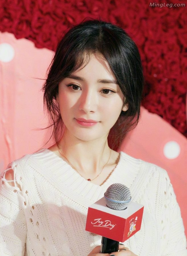 杨幂涂了红指甲油的美足踩红色高跟鞋代言伊利酸奶(5/12)