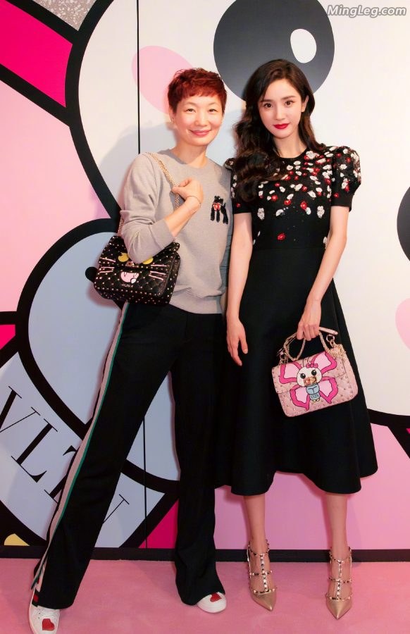 杨幂罕见脱鞋露脚拍写真这张脸简直美翻了(10/14)