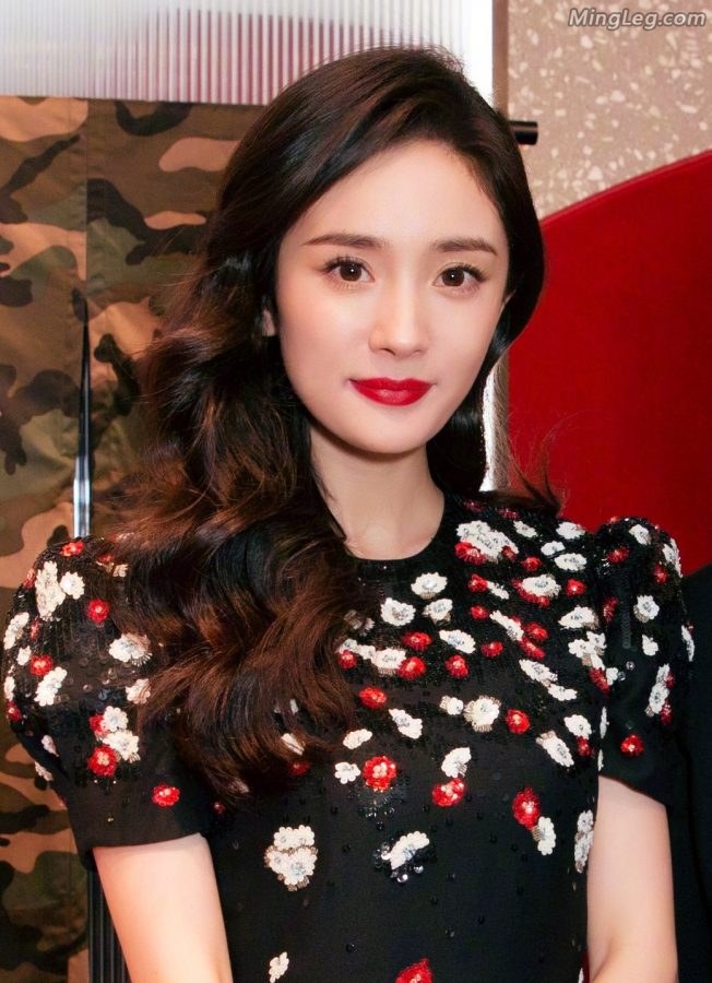 杨幂罕见脱鞋露脚拍写真这张脸简直美翻了(12/14)