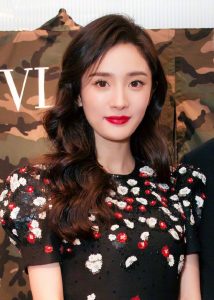 杨幂罕见脱鞋露脚拍写真这张脸简直美翻了