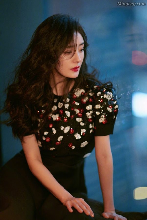 杨幂罕见脱鞋露脚拍写真这张脸简直美翻了(5/14)