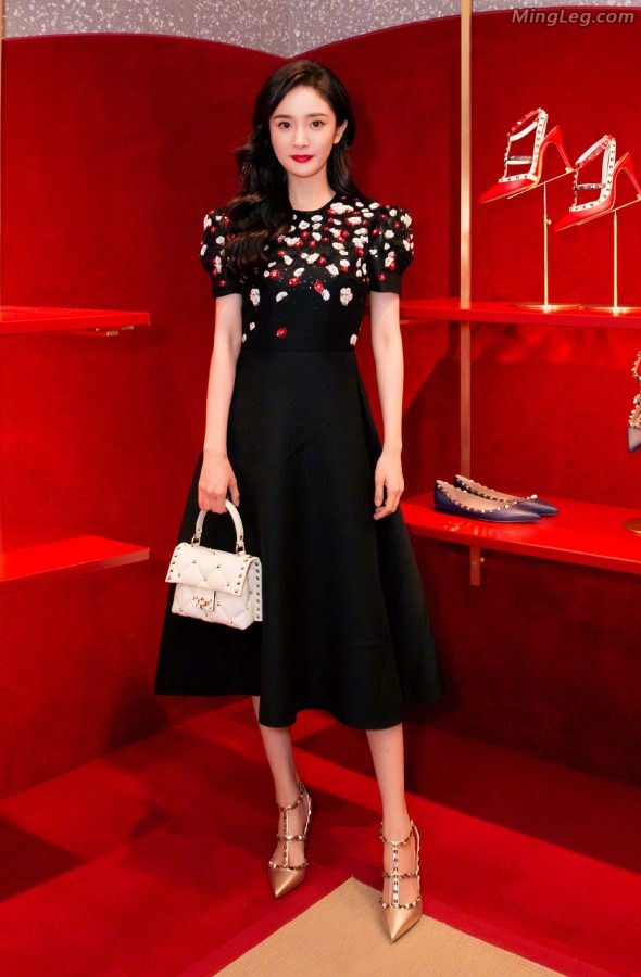 Yang Mi rarely took off her shoes and exposed her feet for a photo shoot. Her face is so beautiful.(6/14)