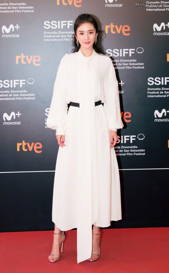 From now on, Hawick Lau can only masturbate to Yang Mi's photos.(1/15)