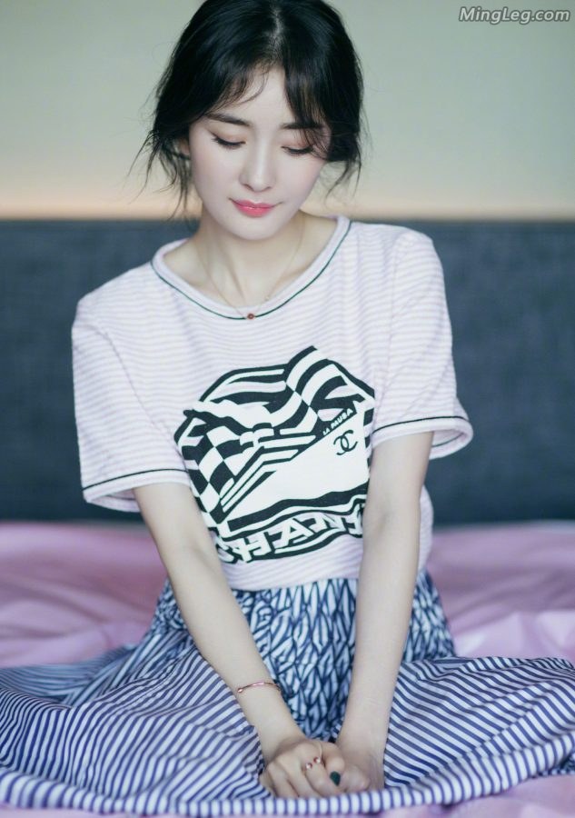 The cute Yang Mi plays the role of a little white rabbit again with slender heels and tender feet(3/6)