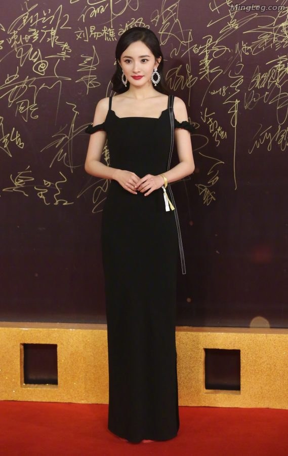 杨幂裙子吧高跟美足隐藏了只有走路时才能显示(1/14)