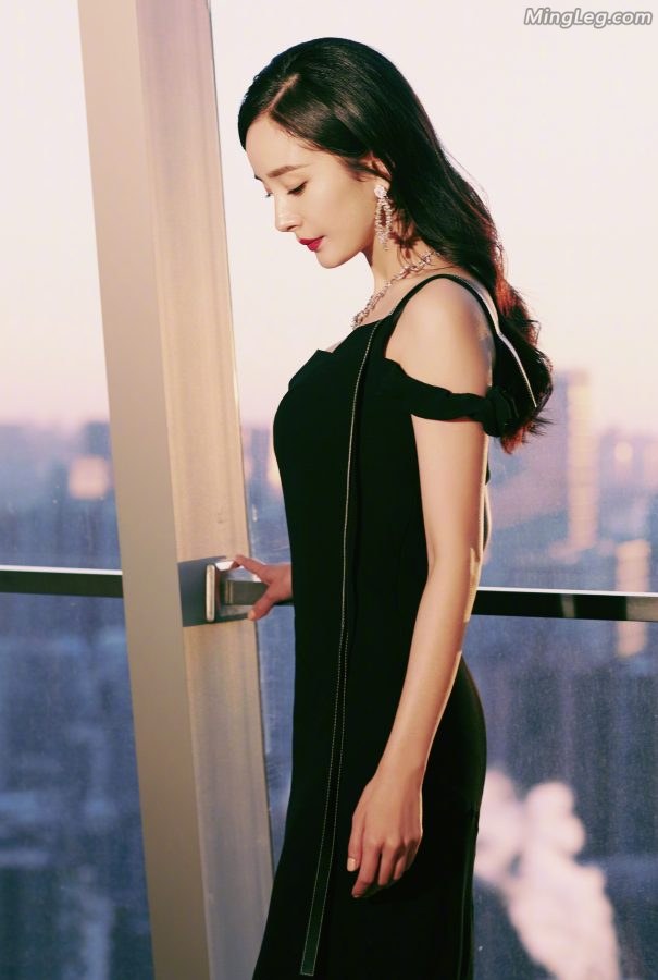 杨幂裙子吧高跟美足隐藏了只有走路时才能显示(14/14)