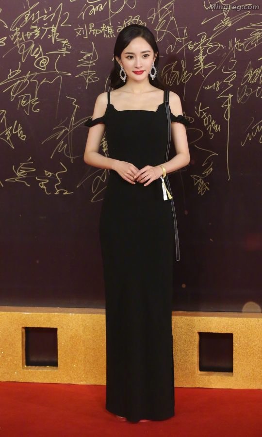 杨幂裙子吧高跟美足隐藏了只有走路时才能显示(2/14)