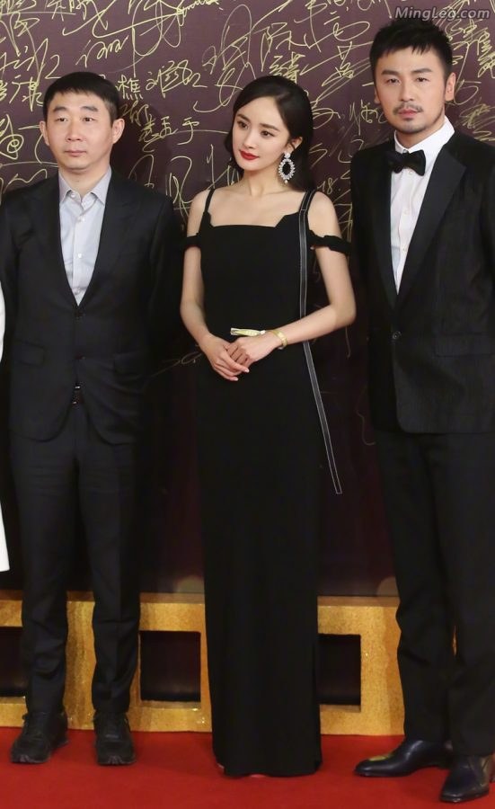 杨幂裙子吧高跟美足隐藏了只有走路时才能显示(4/14)