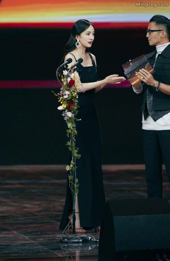 杨幂裙子吧高跟美足隐藏了只有走路时才能显示(5/14)