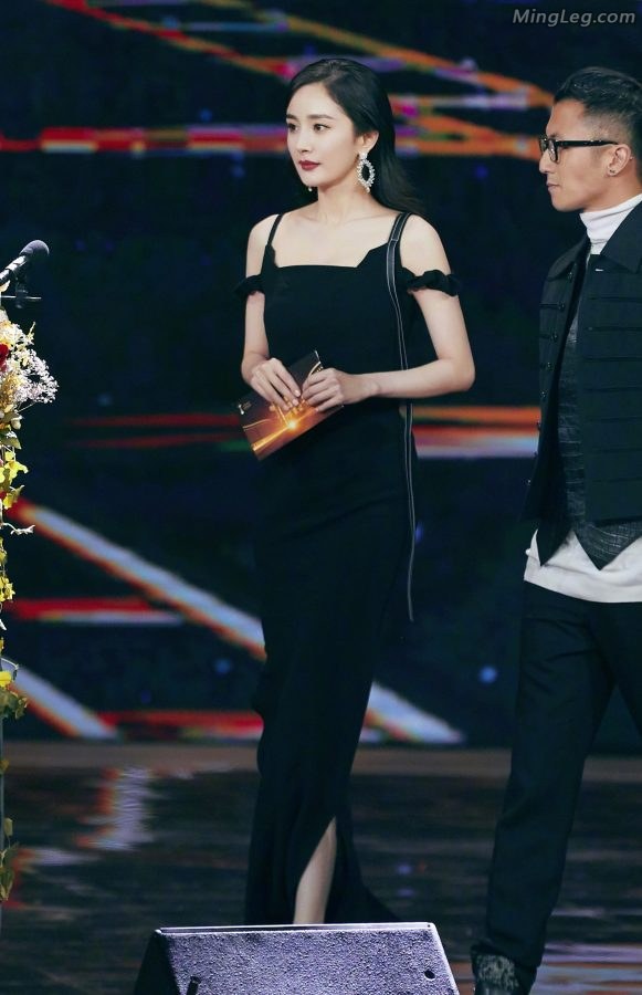 杨幂裙子吧高跟美足隐藏了只有走路时才能显示(6/14)