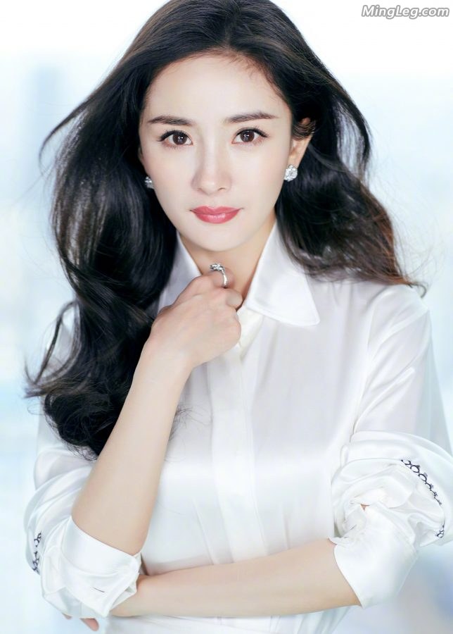 杨幂雅诗兰黛活动现场银白色高跟玉足太诱人(12/15)