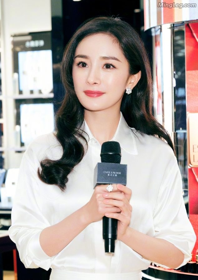 杨幂雅诗兰黛活动现场银白色高跟玉足太诱人(7/15)