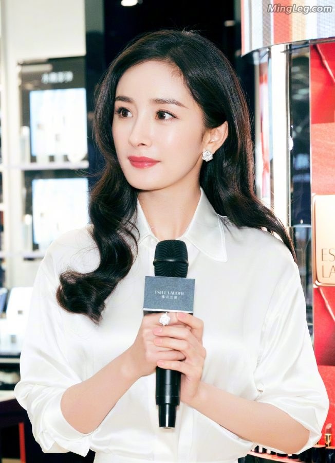 Yang Mi's silver-white high heels and jade feet at the Estee Lauder event are so tempting(9/15)