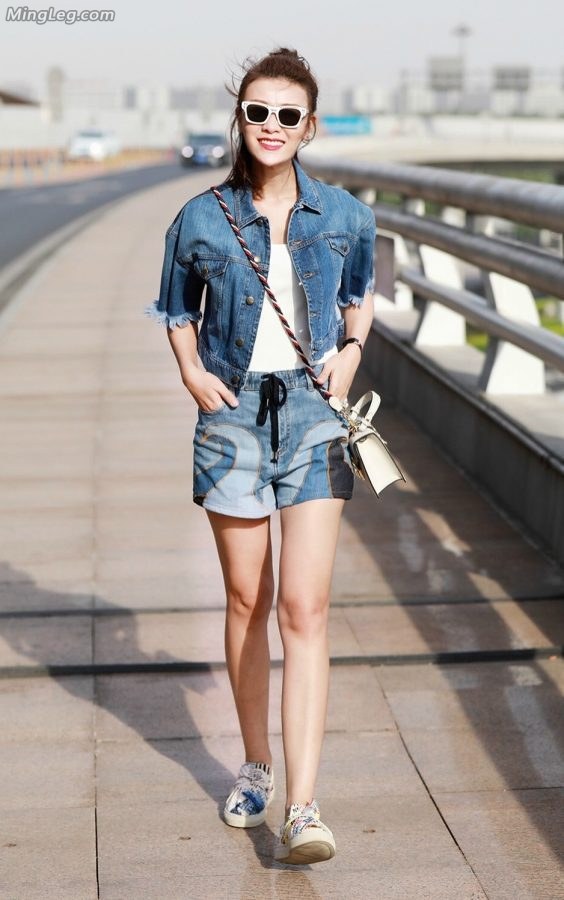 Ye Yiqian's beautiful long legs in jeans street photo(1/7)