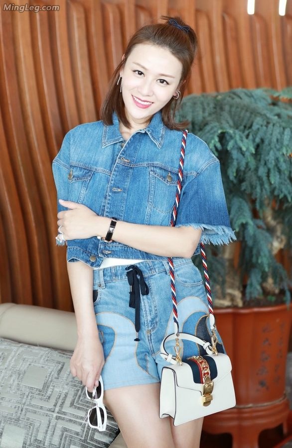叶一茜牛仔装街拍美丽长腿(6/7)