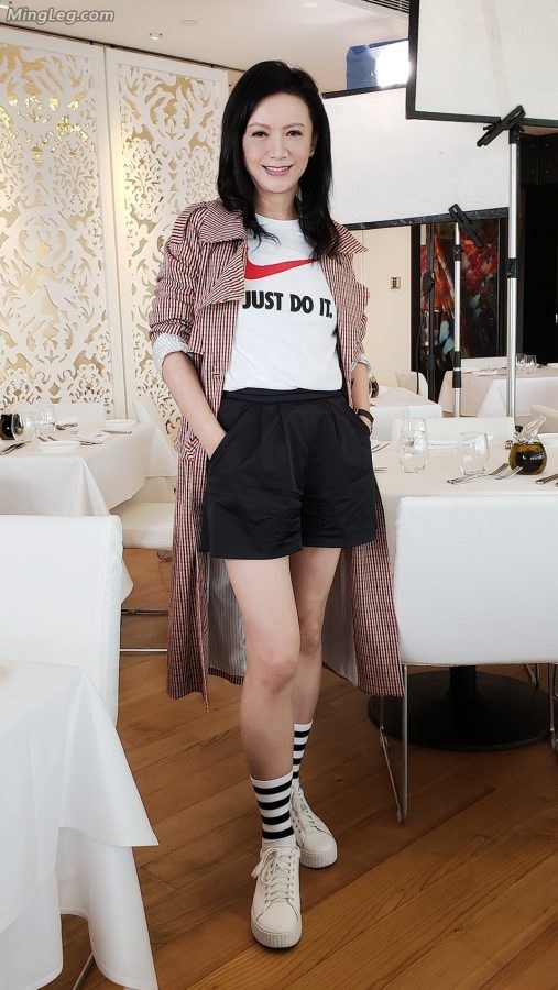 50多岁的熟女曾华倩运动鞋棉袜展示玉腿(2/3)