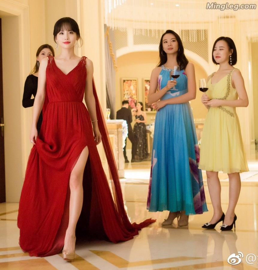 《温暖的弦》张嘉倪性感礼服露腿戏里戏外都是明星(1/4)