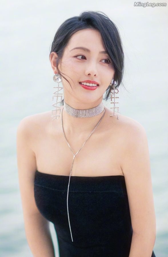 张嘉倪上身衣服很紧有点儿呼之欲出的感觉(4/9)