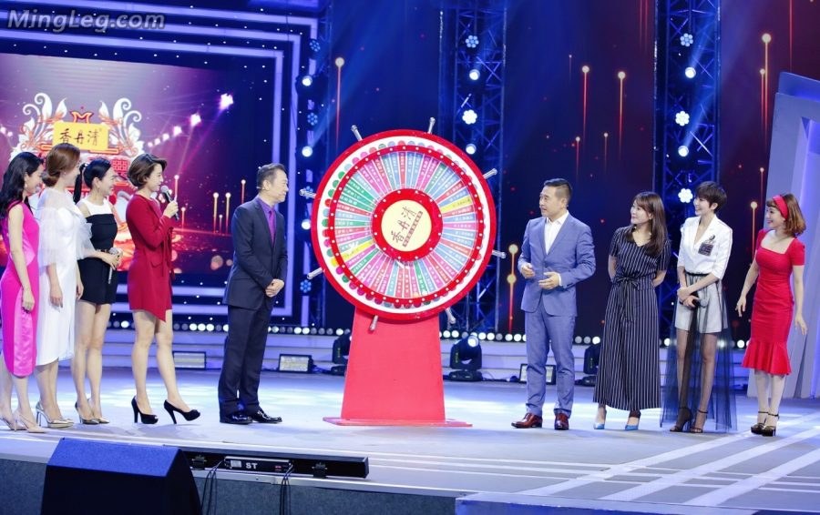 The hosts compete on the same stage with beautiful legs and high heels. Picture 1 is Wang Xiliang, Zhang Lei, and Zitan.(4/9)