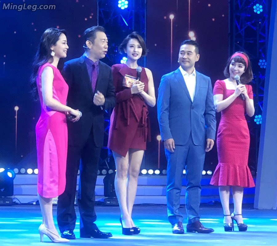 The hosts compete on the same stage with beautiful legs and high heels. Picture 1 is Wang Xiliang, Zhang Lei, and Zitan.(9/9)